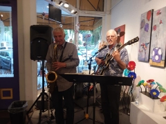 <p>Crowd really enjoyed the cool jazz from Bill Lieske (L) and Steven Ayers.</p>