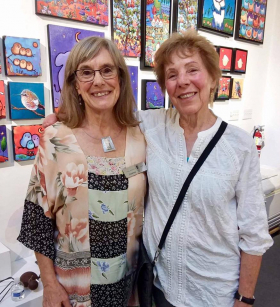 <p>Our Joanne meeting long time friend and one of our fiber artists, Judy Hegenauer from California.</p>