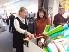 <p>Carole Perry explaining her technique to a very excited customer!</p>
