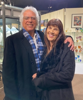 <p>Good seeing old friends, Chris and Donna lovin’ the art and listening to their favorite, Don Cheek!</p>