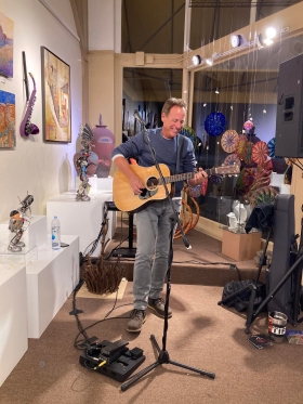 <p>Kenny James really set the mood for an amazing night of music!</p>