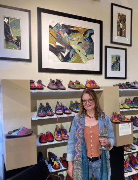 <p>So good to see Mary Ann Sears come out for the evening in front of her incredible abstract paintings!</p>