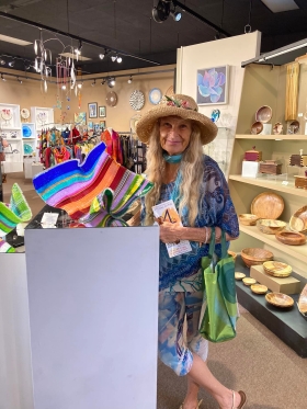 <p>This lovely lady admiring Carole Perry’s glass tapestry pieces!</p>